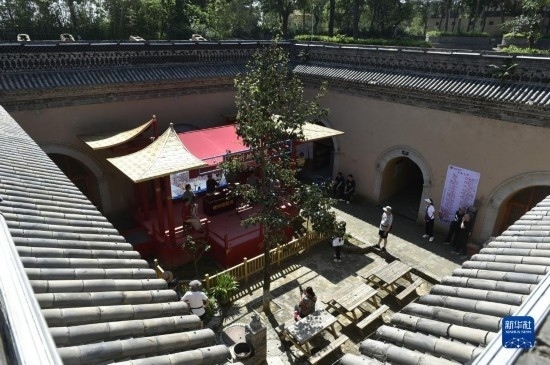 6月23日，游人在三門峽市陜州地坑院景區(qū)內(nèi)游覽。