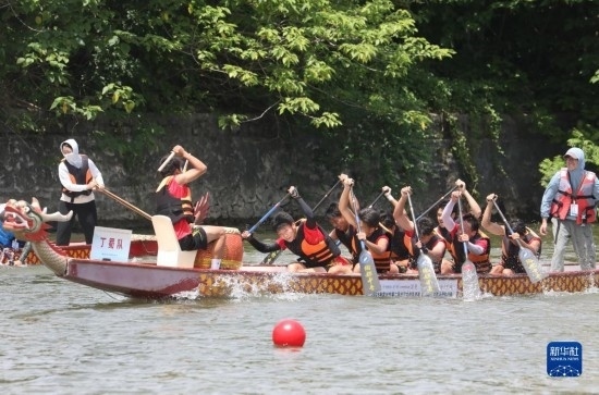 6月23日，在江蘇省宜興市舉行的龍舟競(jìng)渡賽中，參賽選手們奮力拼搏。