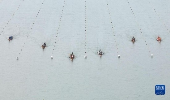 6月23日，在江蘇省泰州市水上運(yùn)動(dòng)訓(xùn)練基地，人們參加龍舟比賽（無(wú)人機(jī)照片）。