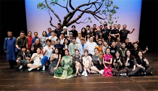 《斷金》百場(chǎng)演職人員合影。龍馬社供圖