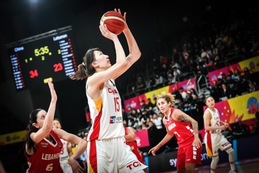 中國女籃隊員韓旭籃下進攻。圖片來源：國際籃聯(lián)