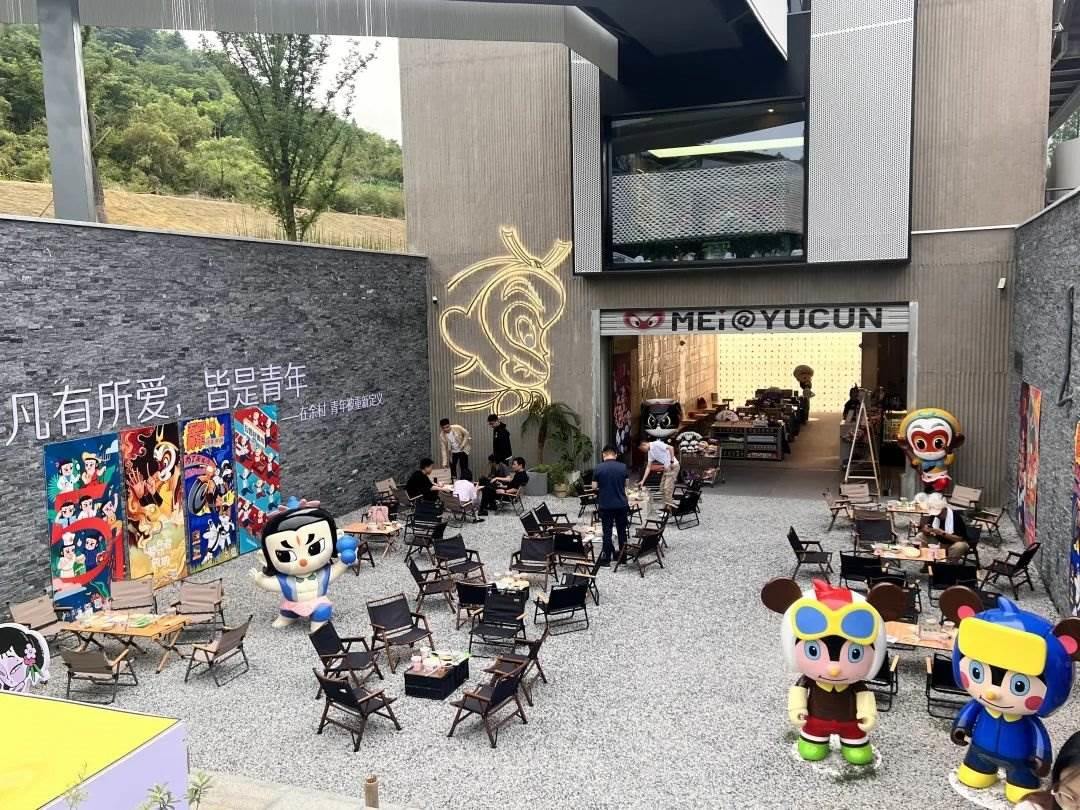 在浙江省湖州市安吉縣天荒坪鎮(zhèn)余村拍攝的國(guó)漫主題咖啡店。銳聆 攝