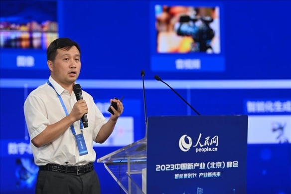 人民中科研究院院長(zhǎng)、首席科學(xué)家李兵發(fā)表主旨演講。人民網(wǎng)記者 于凱攝