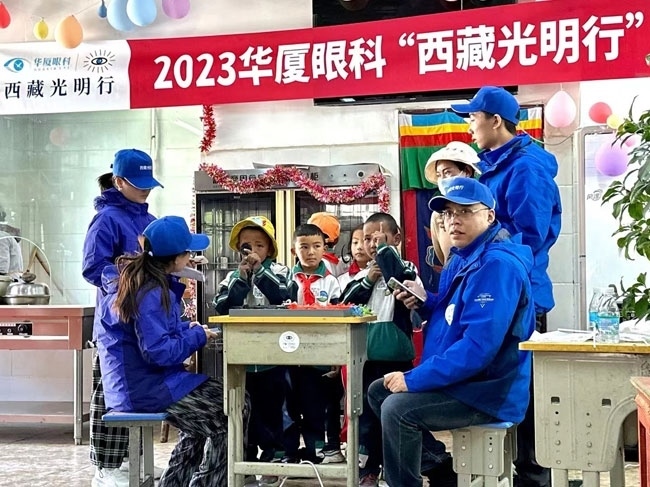 華廈眼科醫(yī)務人員對當?shù)厣倌陜和M行近視、弱視、斜視篩查。人民網(wǎng)記者 李棟攝