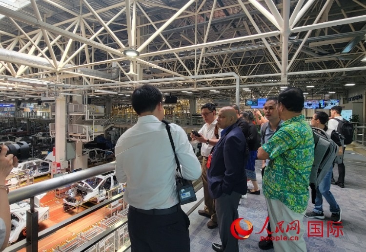 外媒記者在廣汽埃安車間參觀。人民網(wǎng) 寧玉瑛攝