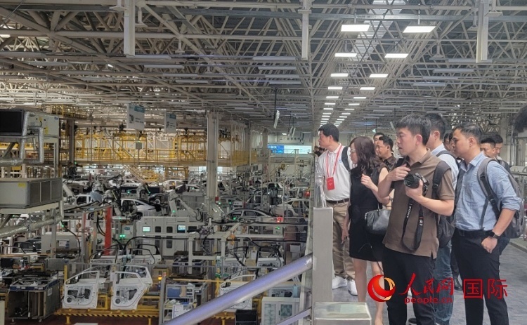 外媒記者在廣汽埃安車間參觀。人民網(wǎng) 寧玉瑛攝