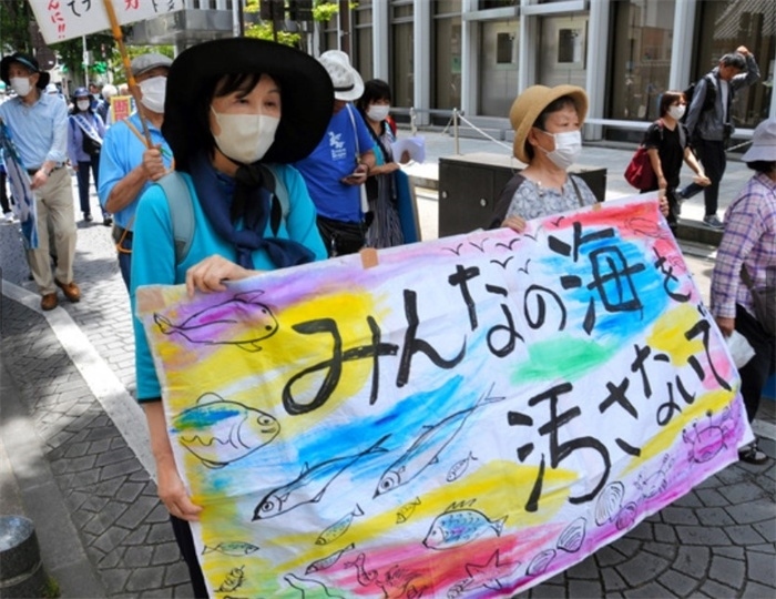 2023年6月20日，日本民眾在福島縣政府周圍舉行抗議活動(dòng)，強(qiáng)烈反對(duì)核污水排海計(jì)劃，呼吁保護(hù)漁業(yè)資源。圖片來源：《朝日新聞》