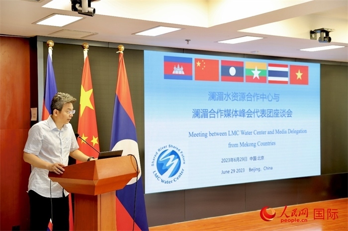 由瀾湄六國有關(guān)部門及主流媒體等組成的采訪團(tuán)與中方代表在瀾湄水資源合作中心舉行座談會(huì)。水利部國際合作與科技司副司長、一級巡視員、瀾湄水資源合作聯(lián)合工作組中方組長李戈發(fā)表講話。（人民網(wǎng) 李世奇攝）