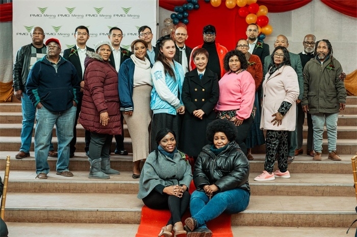 PMG礦業(yè)公司股東和管理團(tuán)隊(duì)和演講嘉賓合影。（圖片來源：廣西大錳南非PMG礦業(yè)有限公司）