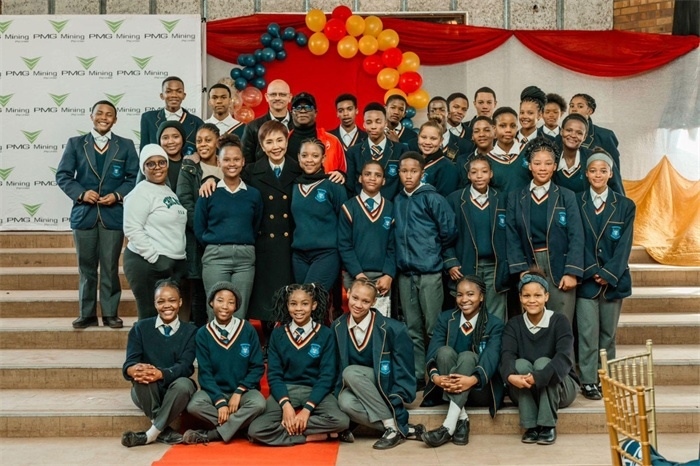 Blinkklip高中的學(xué)生們。（圖片來源：廣西大錳南非PMG礦業(yè)有限公司）