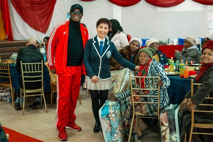 Micheal Mohala中將、黃琳與社區(qū)老人合影。（圖片來源：廣西大錳南非PMG礦業(yè)有限公司）