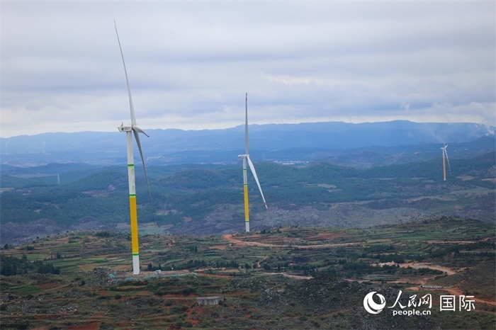 位于云南省曲靖市富源縣的富源西風(fēng)電基地。（人民網(wǎng) 李發(fā)興攝）