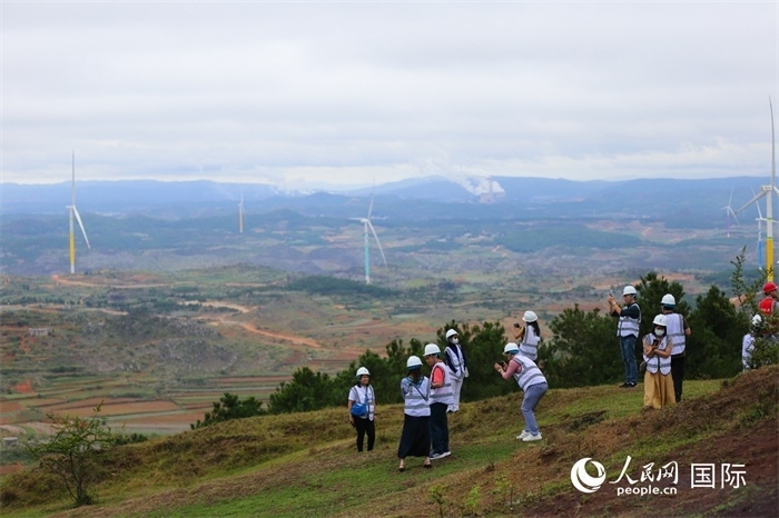 瀾湄記者團(tuán)在富源西風(fēng)電基地拍照“打卡”。（人民網(wǎng) 李發(fā)興攝）