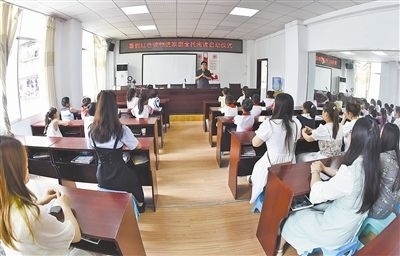  圖②：法院干警向參加活動(dòng)的學(xué)生和家長(zhǎng)講解暑假安全教育知識(shí)。