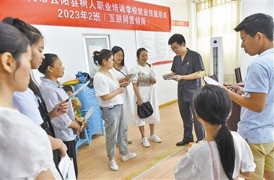  圖③：法院干警現(xiàn)場(chǎng)指導(dǎo)鄉(xiāng)村“代理家長(zhǎng)”如何正確管護(hù)留守兒童。