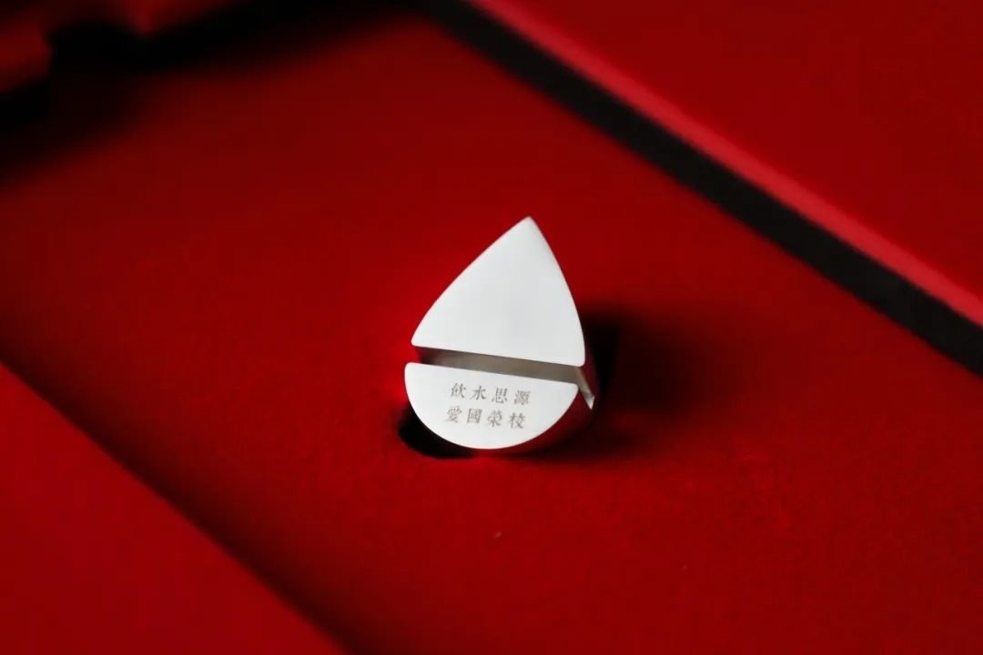 上海交通大學(xué)發(fā)布2023年錄取通知書禮盒。校方供圖