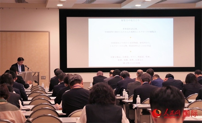 富士美術館文藝部長平野賢一介紹展覽內容。（人民網(wǎng) 許可攝）