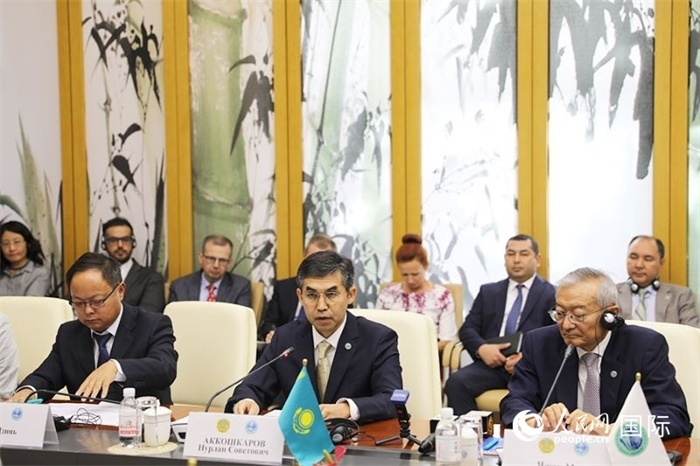 哈薩克斯坦常駐上合組織秘書處代表努爾蘭·阿科什卡羅夫介紹哈薩克斯坦接任輪值主席國后的優(yōu)先工作。人民網(wǎng) 俄布拉依攝