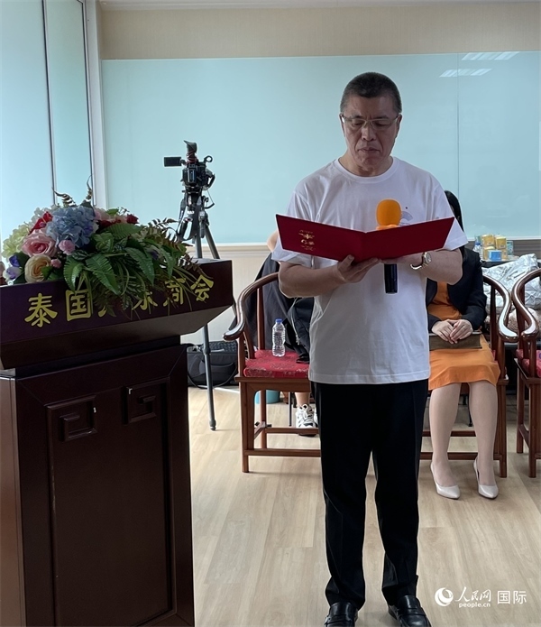 泰國(guó)浙江商會(huì)會(huì)長(zhǎng)祁曉云受泰國(guó)華僑華人和駐泰各級(jí)商會(huì)機(jī)構(gòu)委托發(fā)出倡議，華僑華人群體將積極助力亞運(yùn)會(huì)舉行。人民網(wǎng)記者 劉慧攝