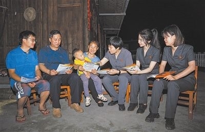 “法治屋場(chǎng)會(huì)”上，法院黨員志愿服務(wù)隊(duì)在給種植戶普及法律知識(shí)。