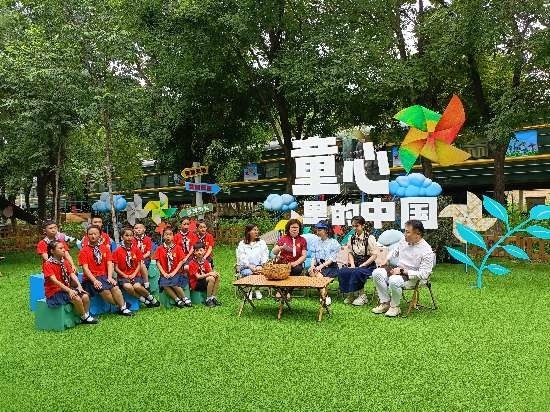 文縣東壩童聲合唱團(tuán)的孩子們?cè)谘胍暣箫L(fēng)車基地錄制節(jié)目。