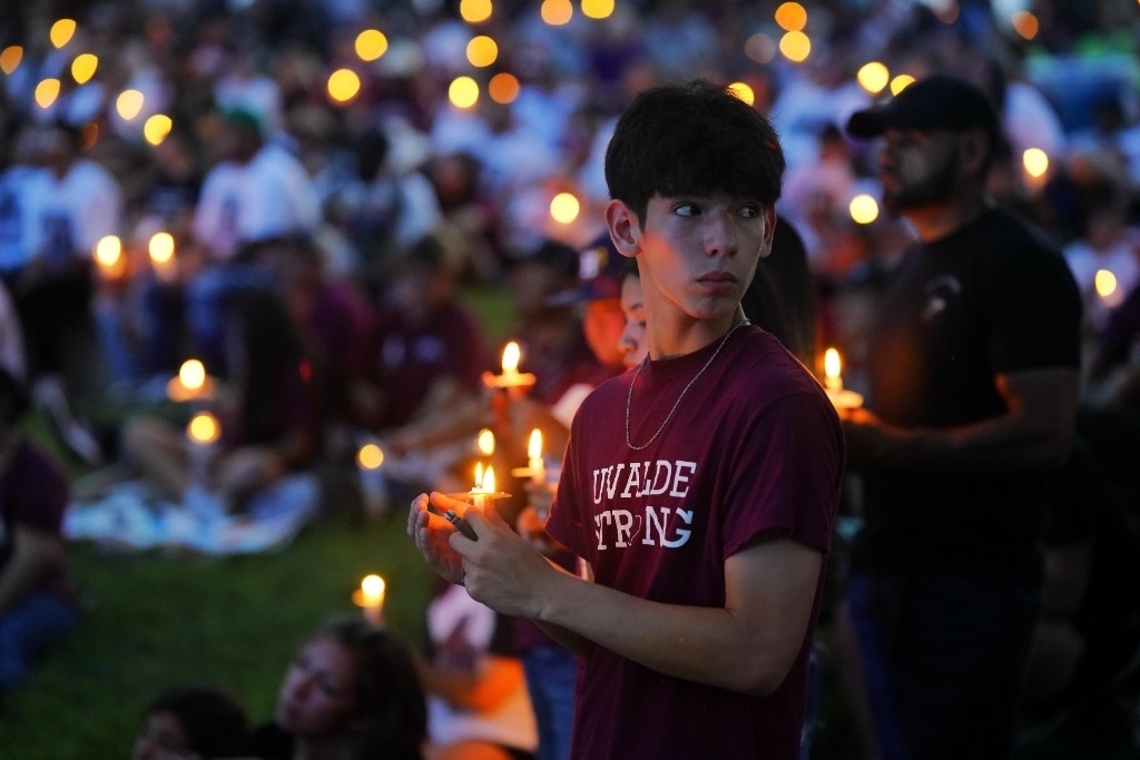5月24日，在美國(guó)得克薩斯州小城尤瓦爾迪，人們參加守夜儀式悼念校園槍擊遇害者。當(dāng)日是美國(guó)尤瓦爾迪大規(guī)模校園槍擊事件一周年。新華社記者吳曉凌攝