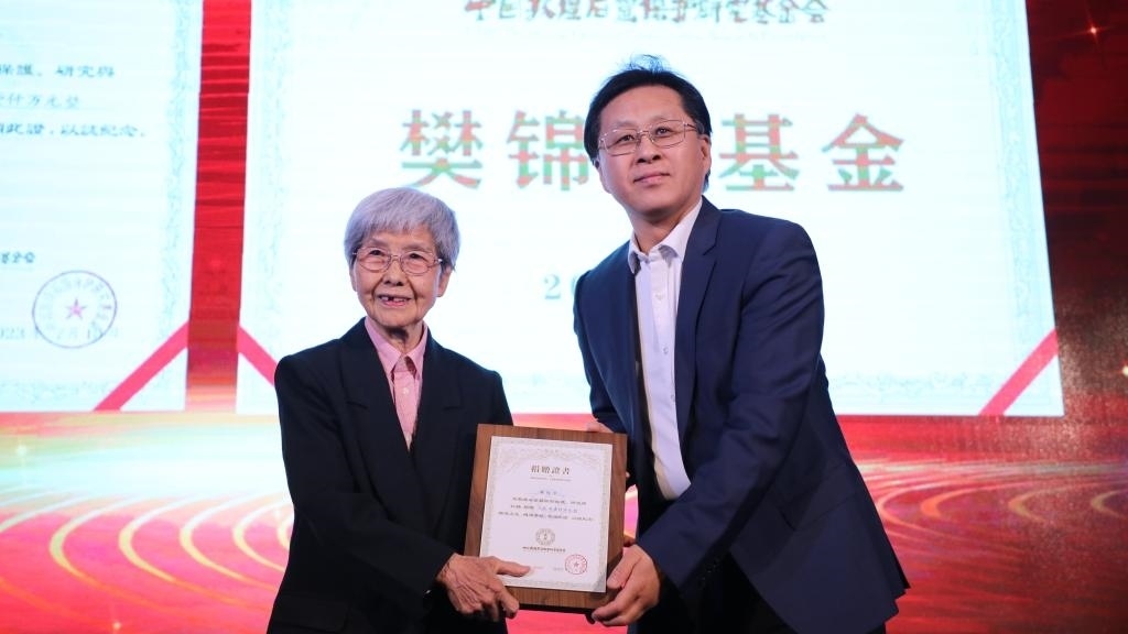 國家文物局黨組成員、副局長解冰（右）為樊錦詩（左）頒發(fā)捐贈證書。新華社記者張睿 攝