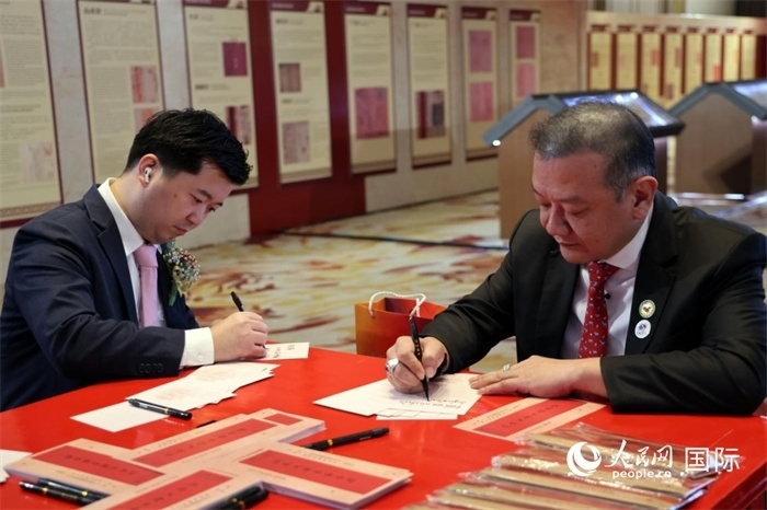 觀眾在展覽現(xiàn)場設(shè)置的體驗區(qū)手寫“批信”。人民網(wǎng)記者楊一攝