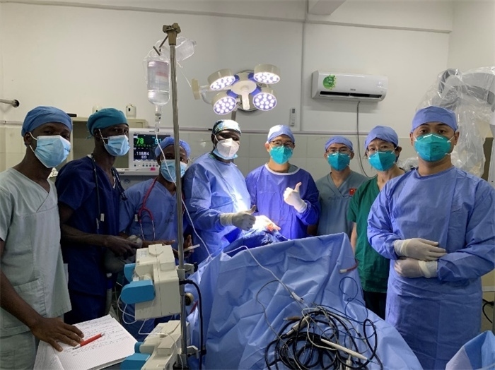 腦膿腫手術(shù)成功，全體參與手術(shù)的醫(yī)務(wù)工作者合影留念。中國(guó)第二十九批援幾內(nèi)亞醫(yī)療隊(duì)供圖