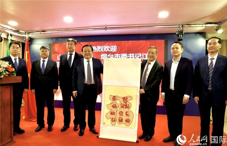 參加座談會(huì)的主要嘉賓合影留念。人民網(wǎng)記者宋亦然攝