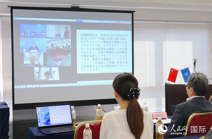 中國貿促會副會長柯良棟視頻致辭。人民網 許可攝