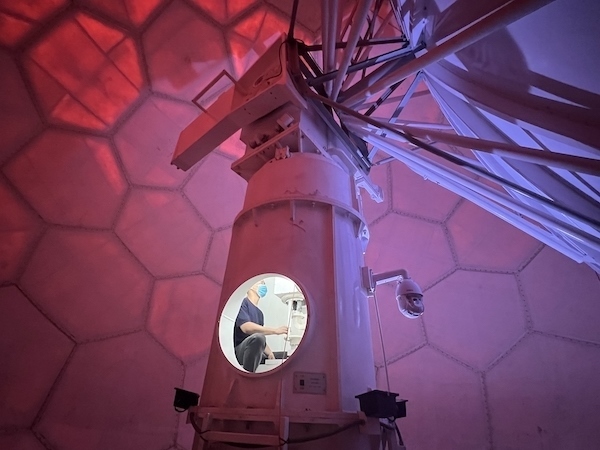 寧德國家天氣雷達站工作人員正在清洗雷達滑環(huán)。人民網(wǎng)高清揚攝