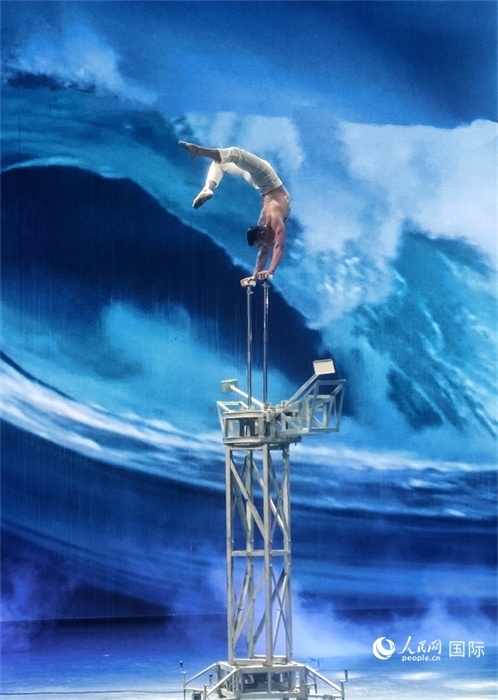 吳橋雜技大世界中的雜技演出。人民網(wǎng) 趙昭攝