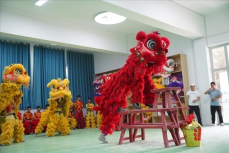 開課儀式現(xiàn)場，疏附縣第一中學(xué)舞獅隊的醒獅表演。