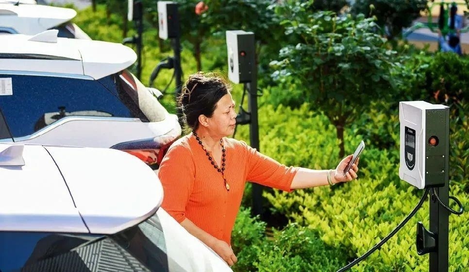 2023年5月24日，山東省膠州市新立街小區(qū)內(nèi)一位居民使用電動汽車充電樁掃碼充電。該小區(qū)加裝各類智慧設備，打造“智慧社區(qū)”，為居民生活帶來便利。