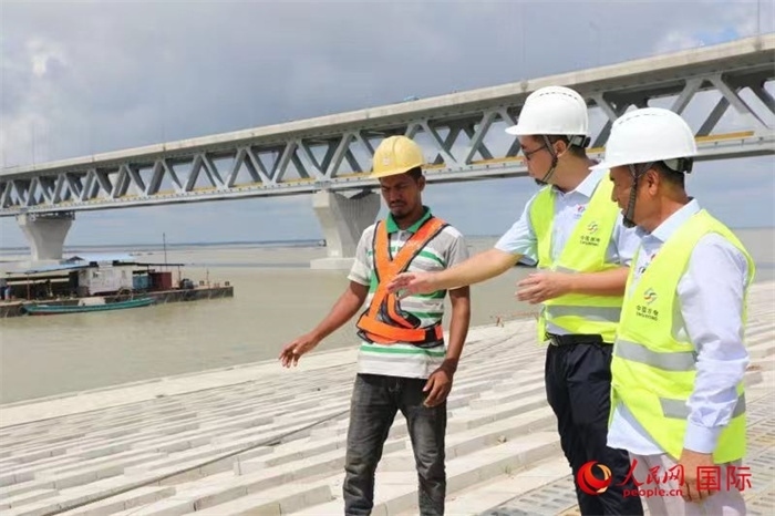 孟加拉國(guó)帕德瑪大橋河道整治工程北岸整治區(qū)域長(zhǎng)1.5千米，南岸長(zhǎng)11.5千米，是目前世界上規(guī)模最大的河道整治工程。人民網(wǎng)記者 孫廣勇攝