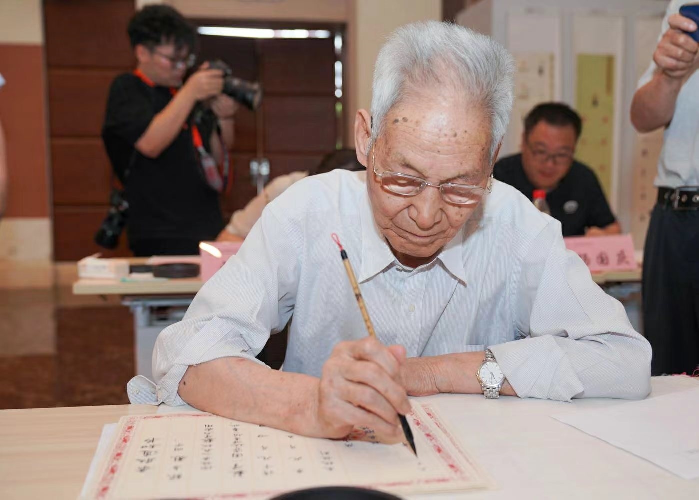 老教授們用毛筆書寫2023級新生錄取通知書。校方供圖