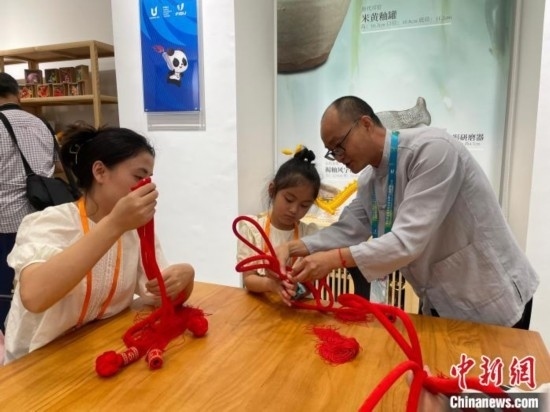 市民體驗制作吉祥如意結(jié)。祝歡 攝