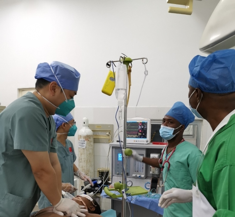 麻醉科李學(xué)斌醫(yī)生和手術(shù)室護(hù)士趙鈺進(jìn)行復(fù)蘇搶救。中國(guó)第二十九批援幾內(nèi)亞醫(yī)療隊(duì)供圖