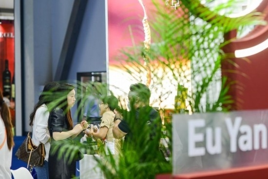 RCEP成員國企業(yè)亮相第三屆消博會(huì)。2023年4月12日，參觀者在新加坡企業(yè)余仁生的展臺(tái)了解產(chǎn)品。新華社記者王澤聰攝