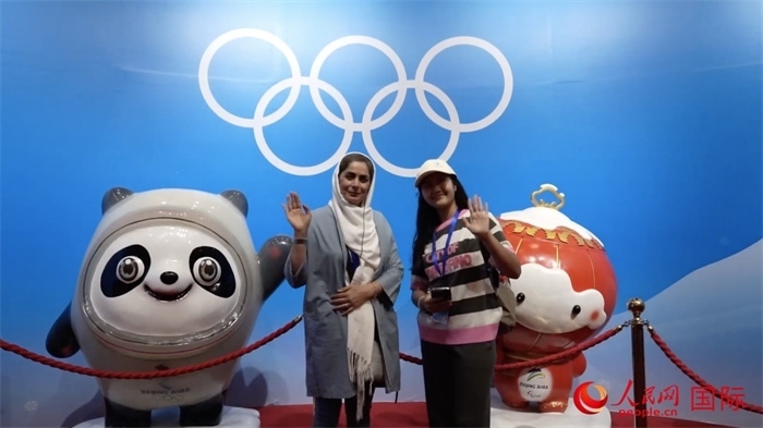 “上合小記者”與2022北京冬奧會(huì)吉祥物合影。實(shí)習(xí)生 方明軒攝