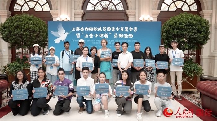 主辦單位為“上合小記者”頒發(fā)證書。實(shí)習(xí)生 方明軒攝