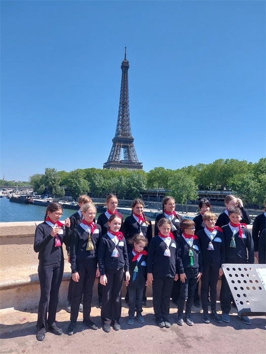 2.2023年5月，巴黎寶麗聲童聲合唱團(tuán)錄制歌曲《如果我去中國(guó)》。（圖片由受訪(fǎng)者提供）