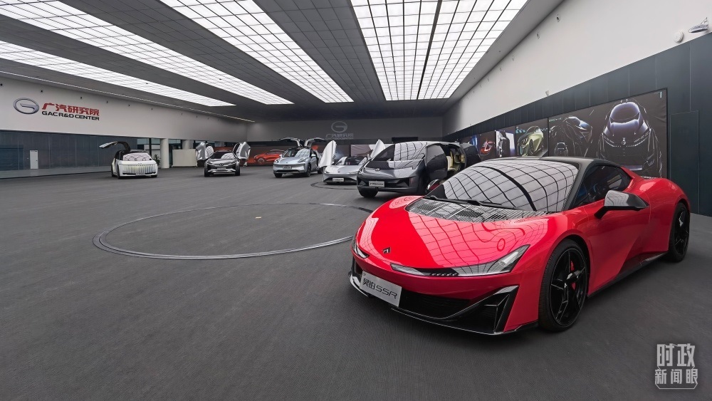 今年4月，習(xí)近平考察廣汽埃安新能源汽車股份有限公司，了解企業(yè)推動(dòng)制造業(yè)高端化、智能化、綠色化等情況。（總臺(tái)央視記者石丞拍攝）