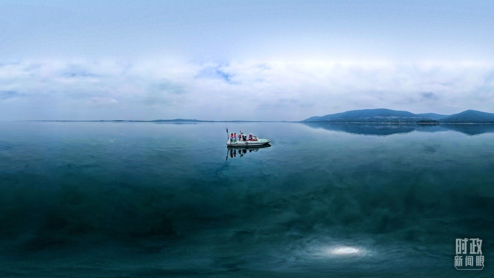 丹江口水庫(kù)，工作人員正在采集水樣。（總臺(tái)國(guó)廣記者李晉拍攝）