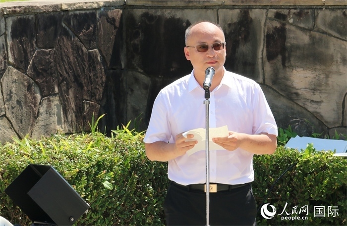 昆明市副市長(zhǎng)安恩法在紀(jì)念儀式上致辭。人民網(wǎng) 許可攝