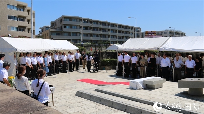 參加紀(jì)念活動(dòng)者全體起立默禱。人民網(wǎng) 許可攝