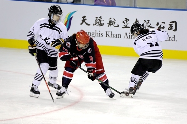上海隊田博雅(中)與黑龍江隊杜宛澤爭搶。人民網記者 胡雪蓉攝