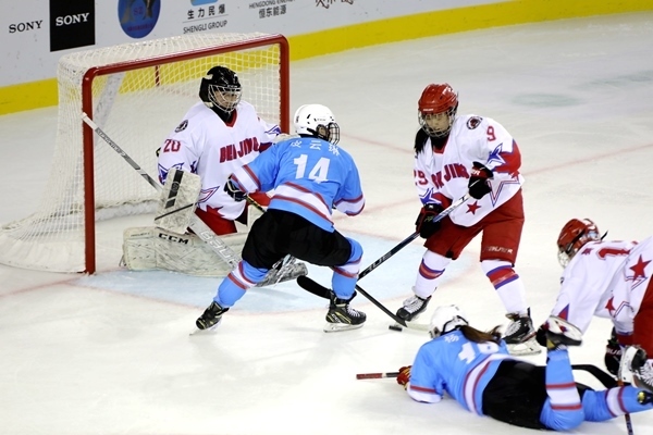廣東隊球員與北京隊球員禁區(qū)混戰(zhàn)。人民網記者 胡雪蓉攝