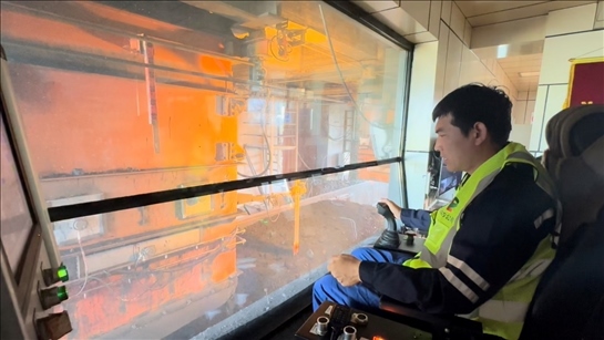 國家電投內(nèi)蒙古公司南露天煤礦裝車站司機石繼立的操縱下，一次性60噸的煤炭穩(wěn)穩(wěn)裝入車廂。人民網(wǎng) 金洪花攝